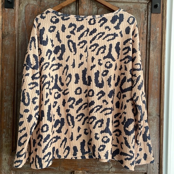 Shein Tan and Navy Animal Print Oversized Lone Sleeve Waffle Knit Top Size M - Picture 2 of 9